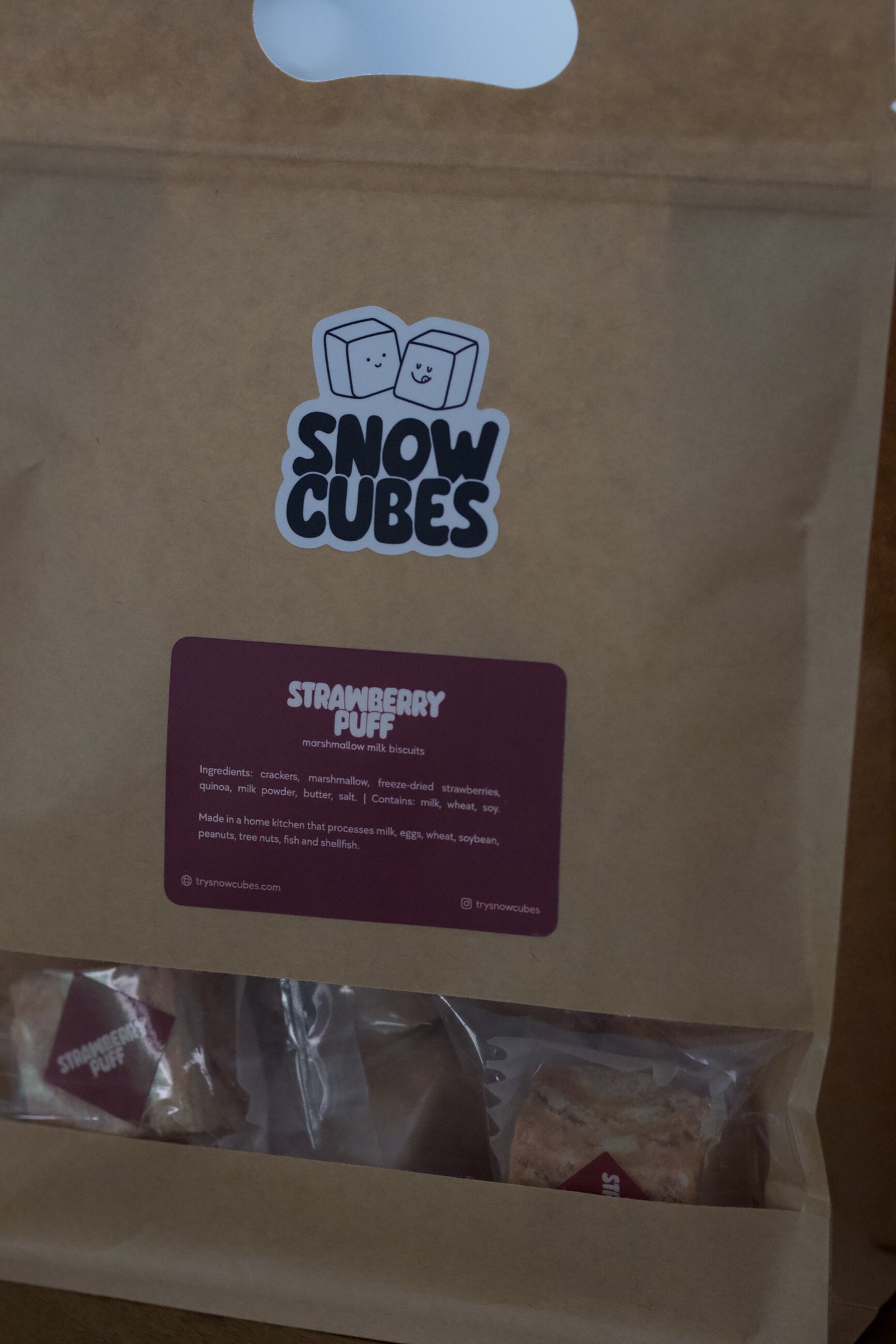 草莓脆脆 Snowcubes 袋装标签，含配料和过敏原信息
